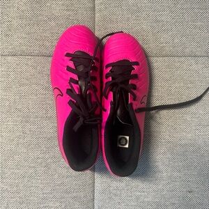 Nike Girls soccer cleats Size 13.5